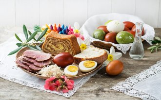 shutterstock.com/ossama hadri : Крашеные яйца кулич дрожжевой творожный печенье в глазури рецепты с фото пошагово