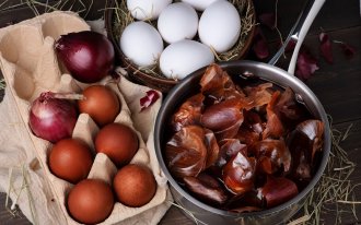 shutterstock.com/OlgaGubskaya : Как красиво покрасить яйца 