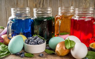shutterstock.com/Rimma Bondarenko : Как покрасить пасхальные яйца к Пасхе луковой шелухой чаем каркаде куркумой красным вином