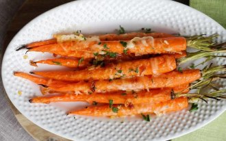 Рецепт запеченной моркови с чесночным йогуртом