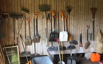 shutterstock.com/Harry Hykko: Что сделать в сарае с инструментом, удобрениями и техникой перед зимой