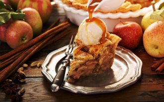 shutterstock.com/rina90prea: Пирог с яблоками яблочный простой вкусный рецепт с фото
