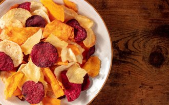 shutterstock.com/Cook Shoots Food: Как сделать чипсы из картошки и других овощей и фруктов в домашних условиях пошаговые рецепты с фото