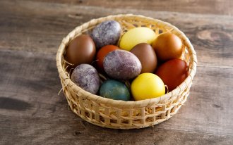 shutterstock.com/MariaKovaleva : Салаты, закуски, первые и вторые блюда, выпечка из пасхальных яиц рецепты с фото пошагово