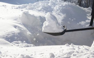 shutterstock.com / GRADIENT BACKGROUND: Что делать со снегом на участке