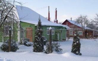shutterstock.com / Ann1bel: Отопление дачного домика зимой