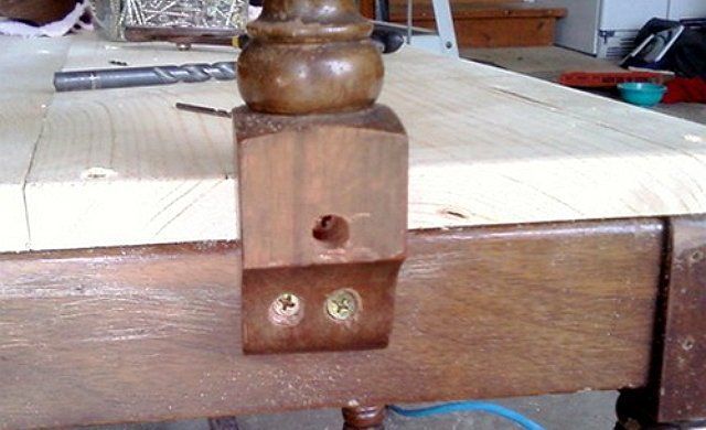 подлокотник на деревянной скамейке фото
