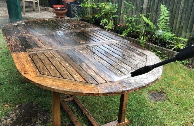 очистка деревянного стола