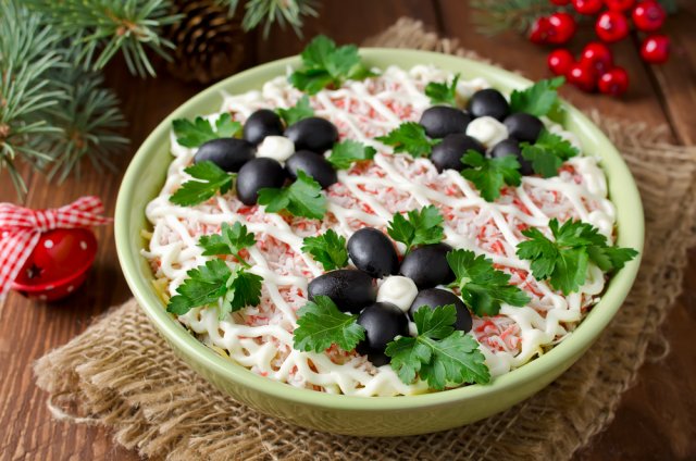 Салат с крабовыми палочками, сыром и черными оливками рецепт с фото