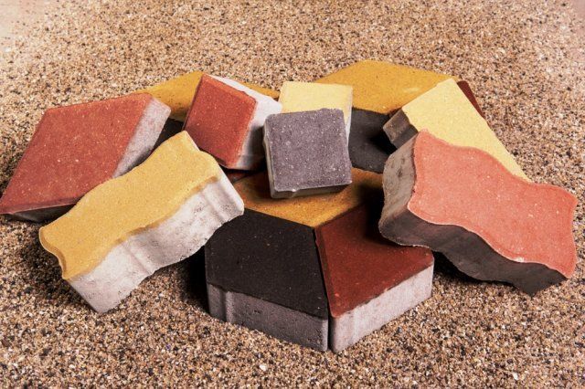 Цементную основу, из которой делают плитку, подкрашивают особыми порошкообразными составами 