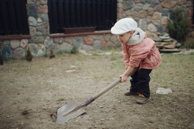 Ребенок копает землю
