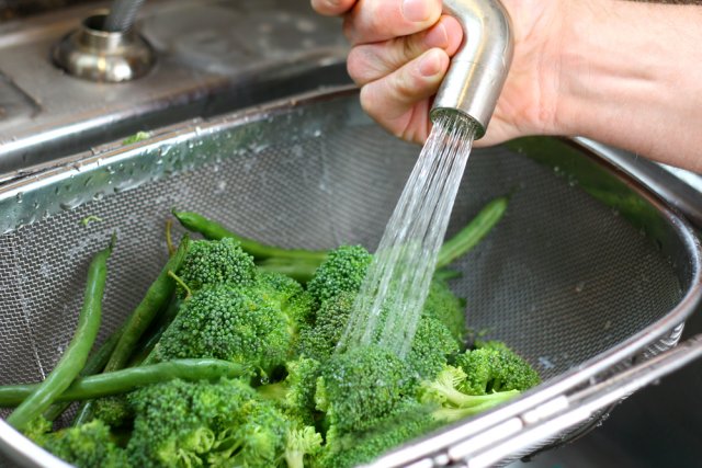 мыть овощи