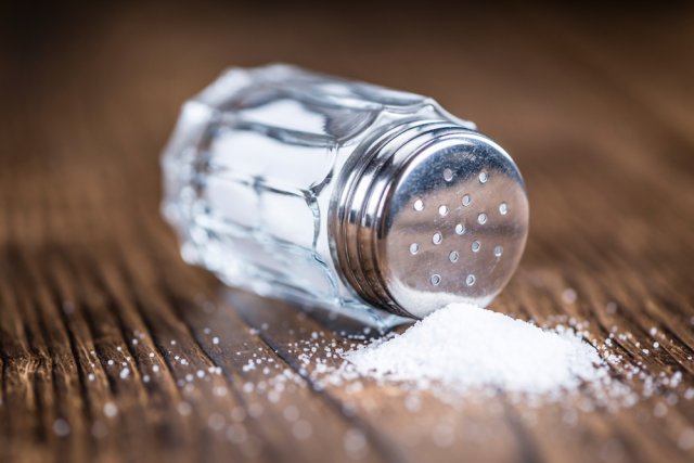 Как вывести пятно солью