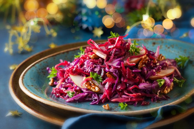 Салат из краснокочанной капусты со свеклой и орехами рецепт с фото