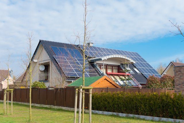 дом с солнечными батареями