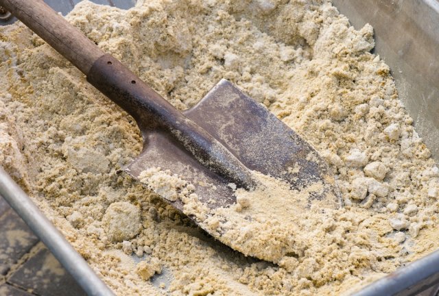 Песок для улучшения торфяной почвы