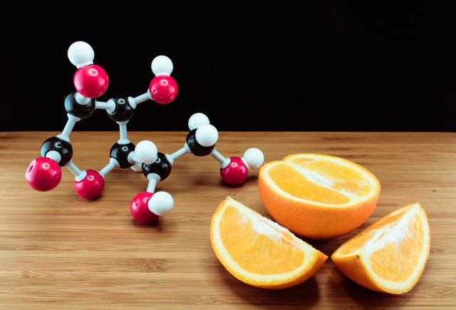 Нарезанный апельсин и формула витамина С