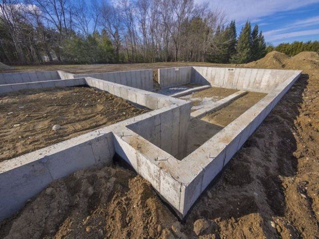 Ленточный бетонный фундамент подходит почти для всех типов рельефа