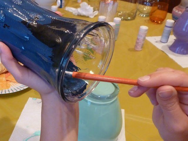 Окрашивая вазы, старайтесь распределять краску равномерно по всей поверхности